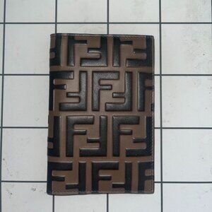 Fendi Passport Holder En Cuir Passport Holder With 4 Credit Card Slots